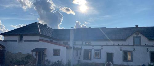 una casa bianca con il sole nel cielo di SECRET GARDEN LKÁŇ 