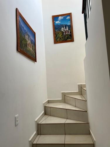 uma escada com duas imagens na parede e uma estante em Casa en Mazatlán em Mazatlán