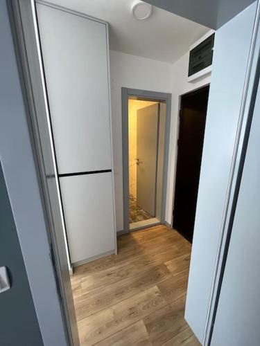 ein leeres Zimmer mit einem Flur und einem Kühlschrank in der Unterkunft Studio Kala in Mostar