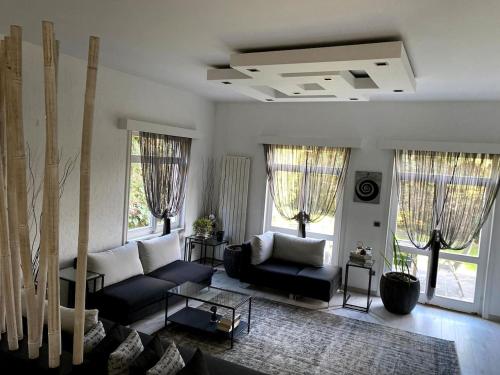 - un salon avec un canapé, des chaises et des fenêtres dans l'établissement Ferienhaus in Istanbul, à Sarıyer