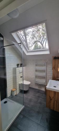 een badkamer met een raam, een bad en een wastafel bij Slapen bij Bonanza in Bantega