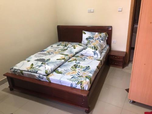 Cama pequeña en habitación con cama sidx sidx sidx sidx en RWA Apartments, en Kigali