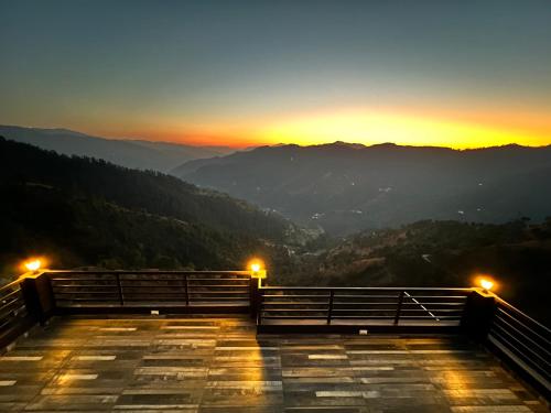uma vista para as montanhas a partir de uma vista para o pôr-do-sol em THE GETAWAY em Shimla