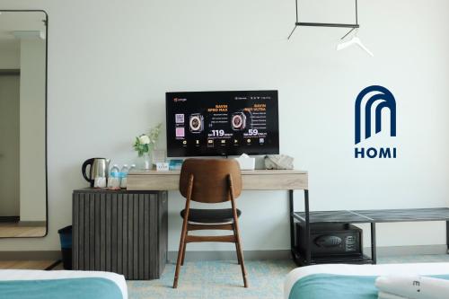 a room with a desk with a computer and a chair at Homi Breeze at Sutera Avenue 和逸微风 in Kota Kinabalu