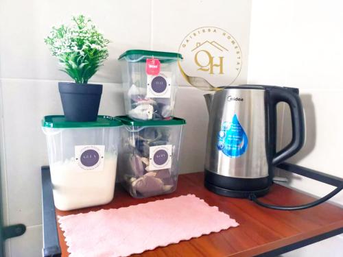 Příslušenství pro přípravu čaje a kávy v ubytování Qairissa Homestay Kuantan