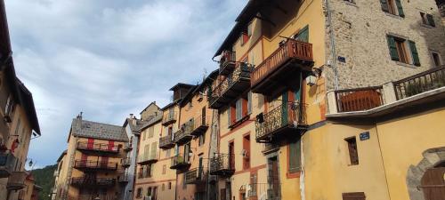 une rangée de bâtiments avec balcon dans une rue dans l'établissement 2 Pieces indépendant Peone-Valberg, à Péone