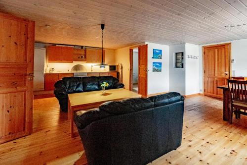 uma sala de estar com um sofá e uma mesa em Upstairs em Sæby
