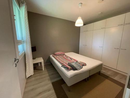 een kleine slaapkamer met een bed en een raam bij Apartment Mäkitie, Pyhäjoki in Pyhäjoki