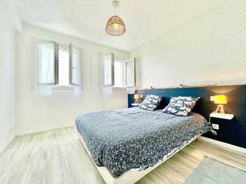 - une chambre avec un lit et 2 oreillers dans l'établissement Le Panoramic - Grand Balcon - Wifi Fibre - NOUVEAU, à Lorient