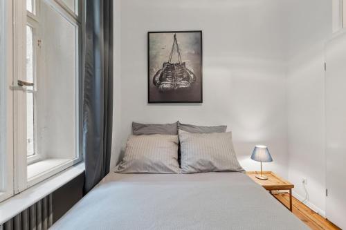 1 dormitorio con 1 cama y una foto en la pared en GreatStay Apartment - Gleditschstr., en Berlín