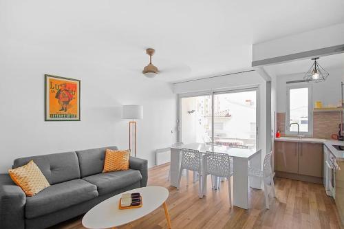 un salon avec un canapé et une table dans l'établissement Appartement Calme et Moderne avec vue mer 74, à Canet
