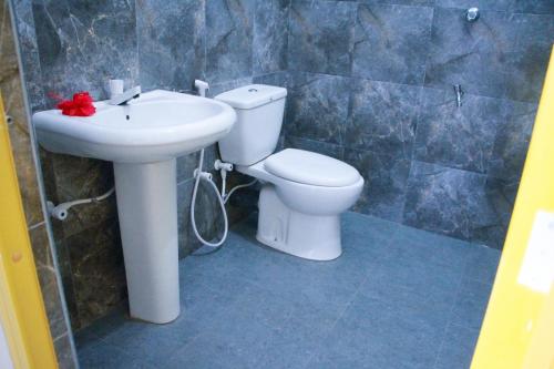 y baño con aseo blanco y lavamanos. en Keth Sisila Villa, en Dambulla