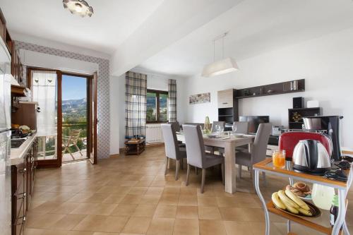 - une cuisine et une salle à manger avec une table et des chaises dans l'établissement Appartamento D'Orazio, à Sorrente