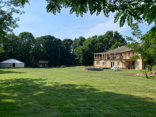 a large yard with a house in the background at Lélek-Tér in Siófok