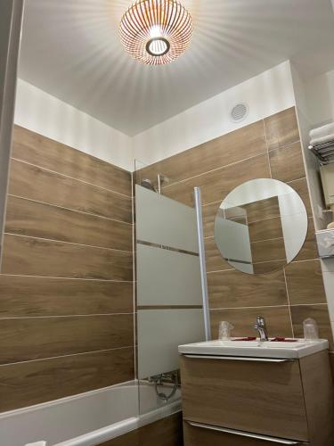 楓丹白露的住宿－貝拉楓丹白露酒店，一间带水槽和镜子的浴室