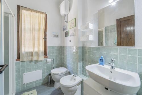 a bathroom with a toilet and a sink at casa Camilla in Torre delle Stelle