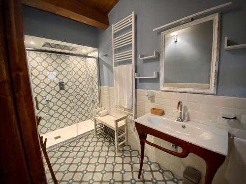 bagno con lavandino e doccia con vasca di La Foresteria di Serracavallo a Bisignano
