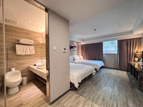 Royal Fine Hotel في كاوشيونغ: غرفة بالفندق سرير ودورة مياه ومغسلة