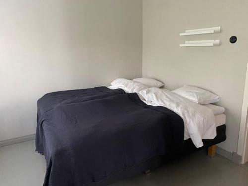 una camera bianca con un letto con una coperta blu di Iso kaupunkikoti Vanhan Rauman lähellä a Rauma