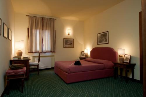 a bedroom with a bed and a table and a chair at La Tenuta Dei Ciclamini in Avigliano