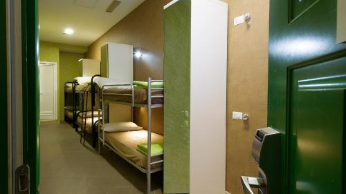un couloir avec plusieurs lits superposés dans une chambre dans l'établissement Youth Station Hostel, à Rome