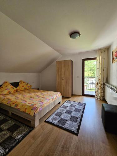 een slaapkamer met een bed en een groot raam bij Casa Alba in Borsa