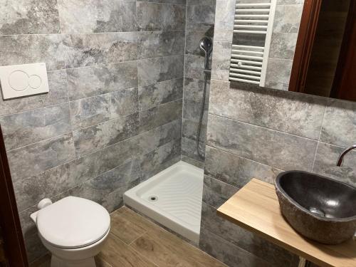 a bathroom with a toilet and a sink at Villa Quadrifoglio in Arenzano