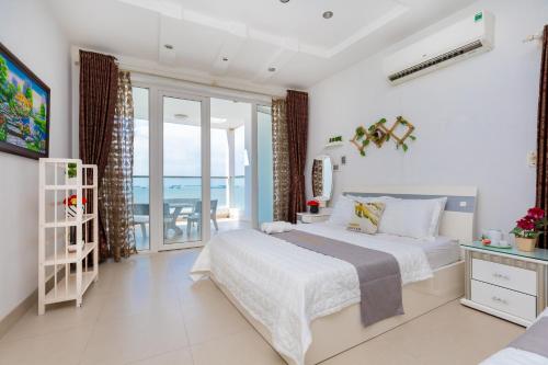 um quarto com uma cama e vista para o oceano em Palm Villa 22 - Ocean View 3bedrooms em Vung Tau