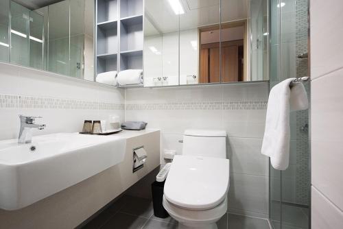 Bathroom sa Crown Harbor Hotel Busan