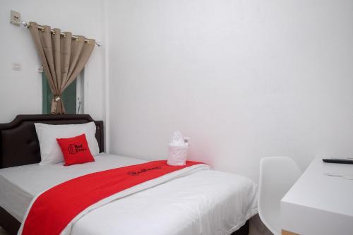 Кровать или кровати в номере RedDoorz Plus At Lovina Inn Tonrangeng River Side