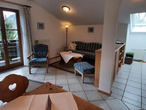 - un salon avec un canapé, une table et des chaises dans l'établissement Magnificent Holiday Home in Bayrischzell with Infrared Sauna, à Bayrischzell