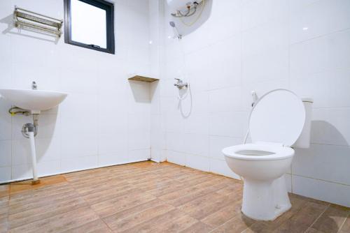 a bathroom with a toilet and a sink at Urbanview Pecatu Residence Bali by RedDoorz in Ungasan