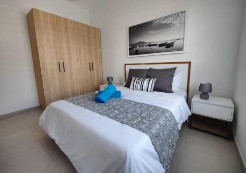 Una cama o camas en una habitación de Ocean Point Beach Front Apartment