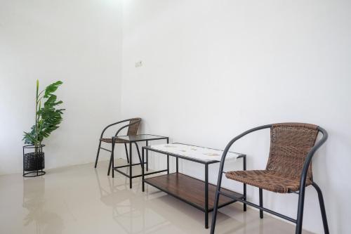Гостиная зона в RedDoorz Plus At Lovina Inn Tonrangeng River Side