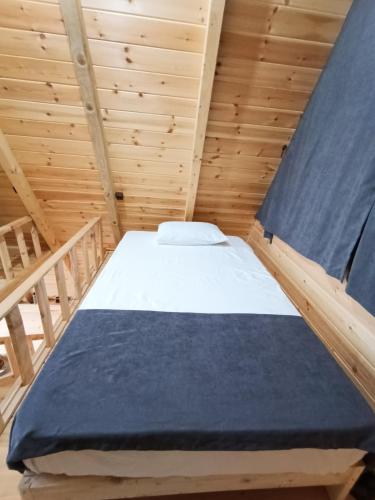 una camera con un letto in una cabina di legno di Mira bungalov rize ad Ardeşen