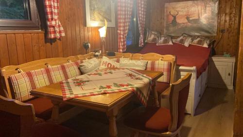 a dining room with a table and a bed at Vedder's Berghütte in Herscheid