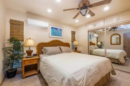 een slaapkamer met 2 bedden en een plafondventilator bij Newport Vacation Memories in Newport Beach