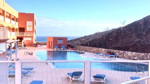 balcone con vista sulla piscina di un hotel di Top Cocoon Powered by SolymarCalma a Costa Calma