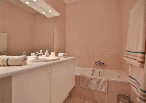 Charming Two-Bedroom Apartment with balcony and Garage by the Marina