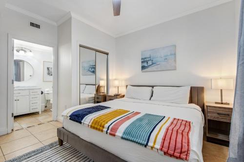 Un dormitorio blanco con una cama y un baño. en South Harbour 07B, en Pensacola Beach