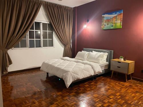 een slaapkamer met een bed en een raam bij MENARA MUTIARA KLCC in Ampang