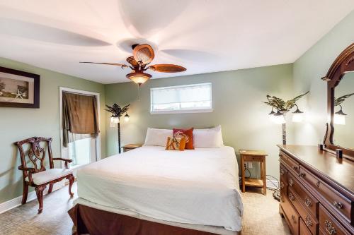 1 dormitorio con 1 cama y ventilador de techo en Casa de la Arena en Pensacola Beach