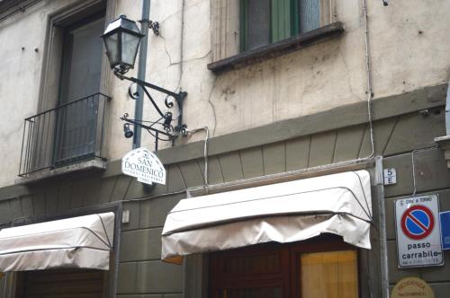 ein Gebäude mit einem Straßenschild auf der Seite in der Unterkunft Suite The Roof in Turin