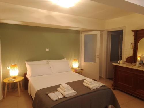 - une chambre avec un lit et 2 serviettes dans l'établissement Villa Anna, à Alinda