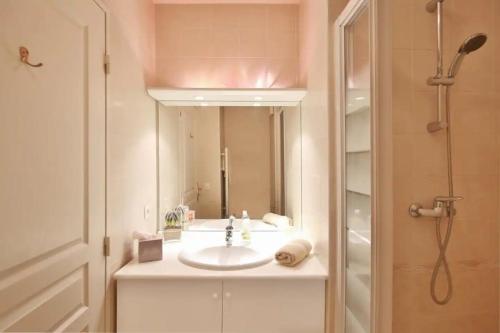 Charming Two-Bedroom Apartment with balcony and Garage by the Marina 욕실