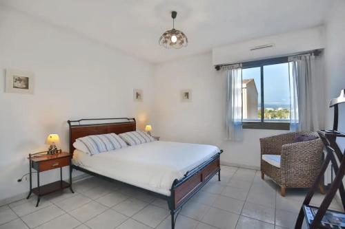 Charming Two-Bedroom Apartment with balcony and Garage by the Marina 객실 침대