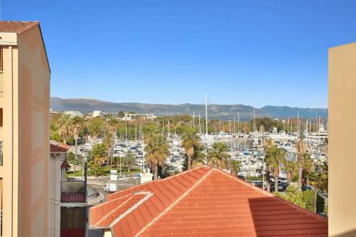 Charming Two-Bedroom Apartment with balcony and Garage by the Marina