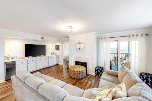Una sala de estar con un sofá y un televisor. en Spinnaker 1D, en Perdido Key