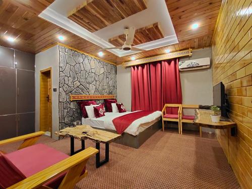 1 dormitorio con cama y cortina roja en Das-e-Basi en Gilgit