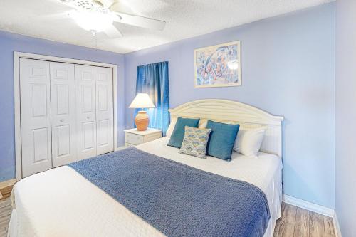 een slaapkamer met een bed met blauwe muren bij Sunset Harbour Villas 1-112 in Navarre